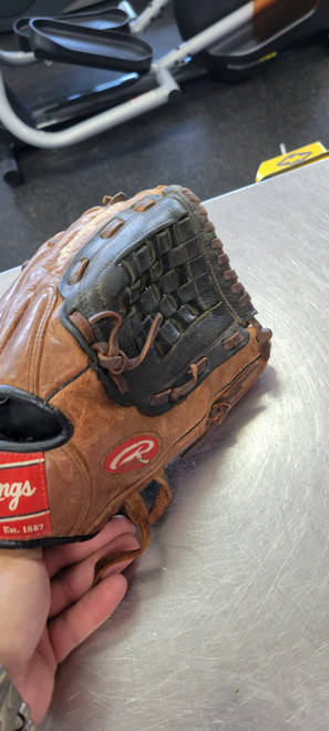 Vist Large View of Product Image Which is Used Rawlings D115PT BB/SB Glove RH Throw None 11 1/2"