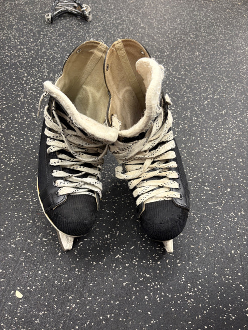 Vist Large View of Product Image Which is Used CCM RAPIDE Senior Hockey Skate Senior 8