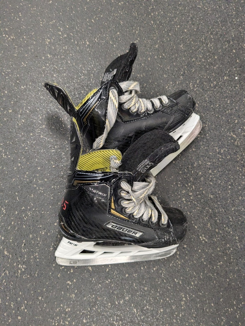 Vist Large View of Product Image Which is Used Bauer SUPREME MATRIX Youth Hockey Skate Youth 10.5