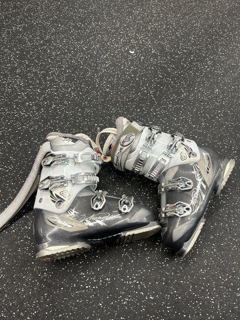 Vist Large View of Product Image Which is Used Nordica CRUISE 85 Womens DH Ski Boot White 255 MP - M07.5 - W08.5