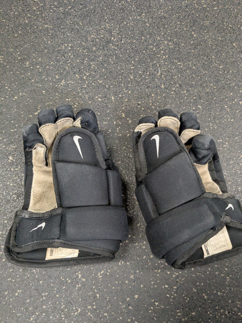 Vist Large View of Product Image Which is Used Nike GLOVES Junior Gloves Black 10"