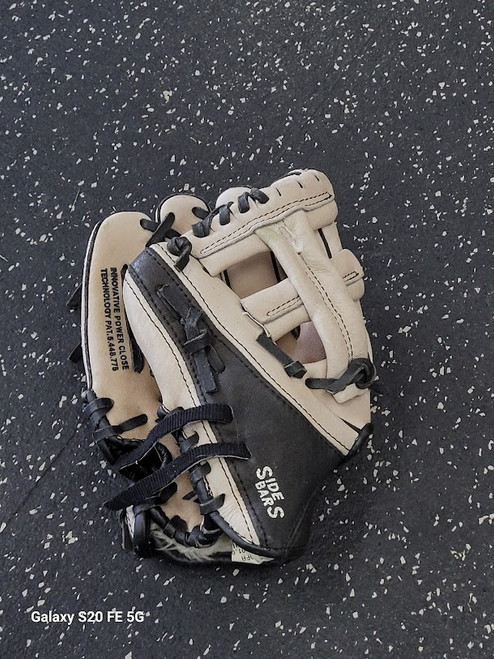 Vist Large View of Product Image Which is Used Mizuno GPP 900 BB/SB Glove RH Throw White 9"