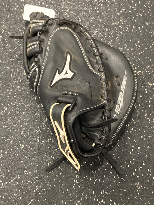 Vist Large View of Product Image Which is Used Mizuno GXS 102 BB/SB Catchers RH Throw Black 32 1/2"