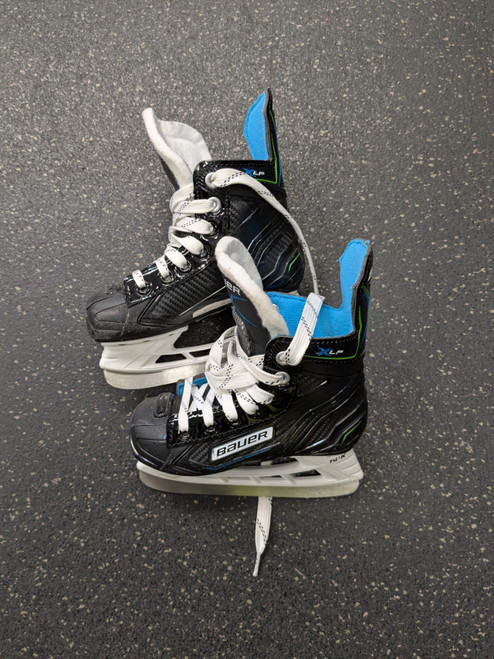 Vist Large View of Product Image Which is Used Bauer XLP Youth Hockey Skate Youth 10.0