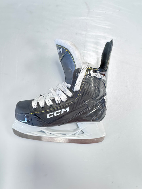 Vist Large View of Product Image Which is Used CCM AS550 Junior Hockey Skate Junior 02