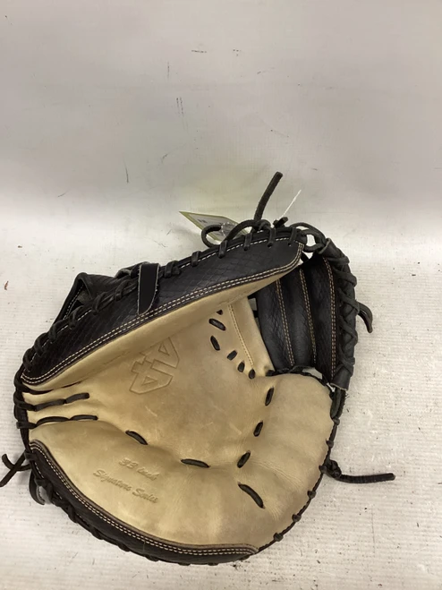 Vist Large View of Product Image Which is Used 44 PRO SIGNATURE SERIES BB/SB Catchers RH Throw Black 33"