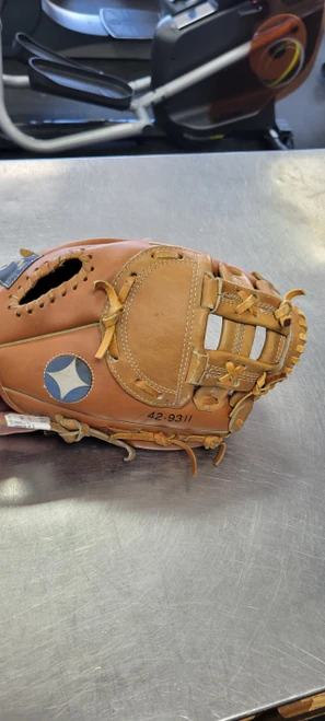 Vist Large View of Product Image Which is Used Spalding 11.5 42.9311 BB/SB Glove RH Throw None 11 1/2"
