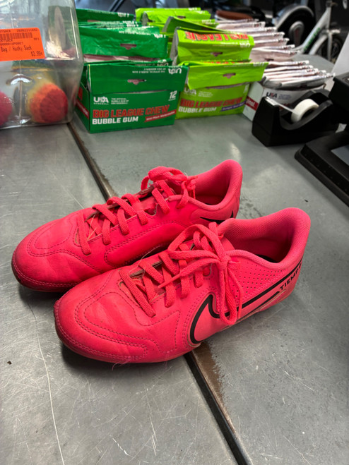 Vist Large View of Product Image Which is Used Nike Soccer Cleats Pink Junior 03.5