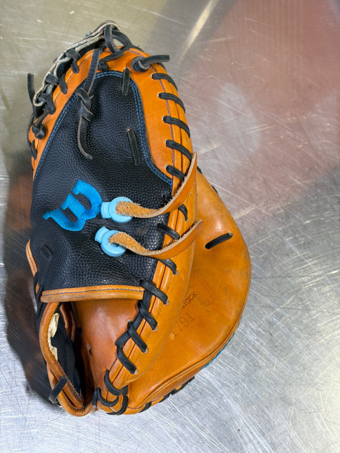 Vist Large View of Product Image Which is Used Wilson A2000 BB/SB Catchers RH Throw Navy Blue 32 1/2"