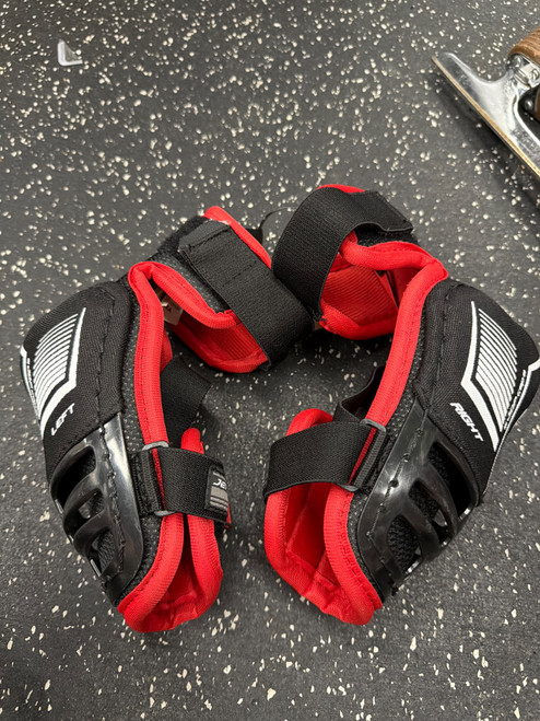 Vist Large View of Product Image Which is Used CCM JETSPEED FT350 Junior Elbow Pads SM