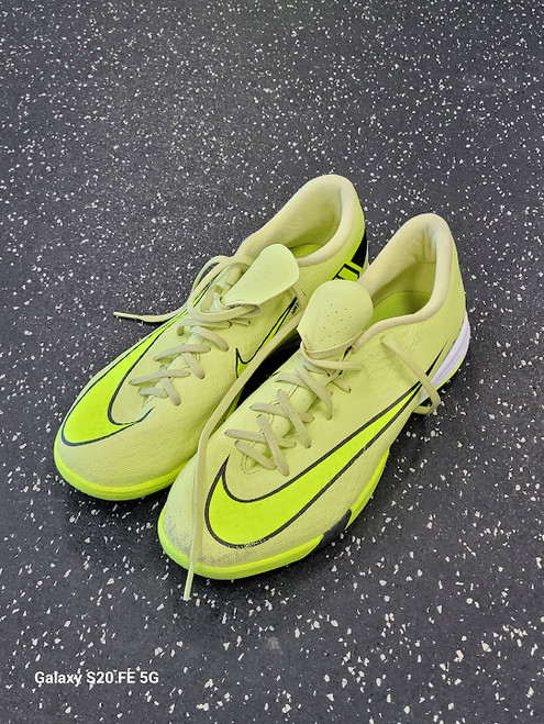 Vist Large View of Product Image Which is Used Nike MERCURIAL Soccer Indoor Shoes Yellow Senior 7