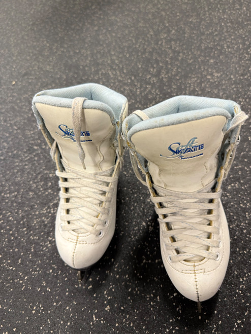 Vist Large View of Product Image Which is Used Jackson SOFTSKATE Girls Softboot Skate White Junior 01