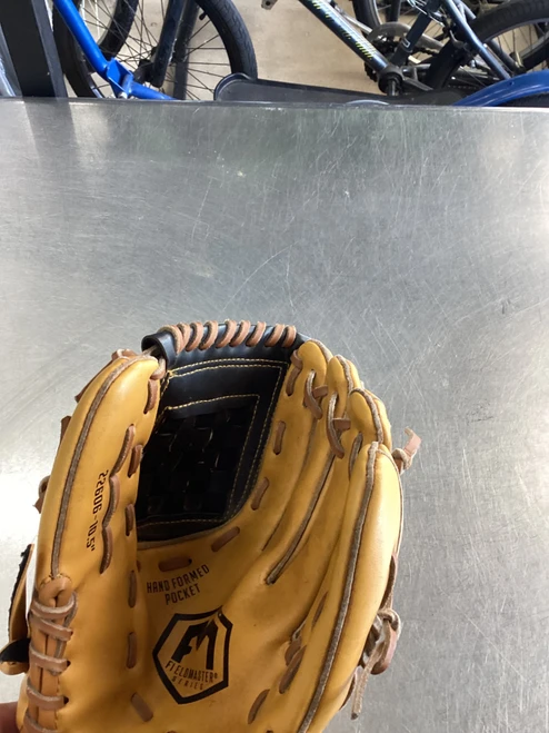 Vist Large View of Product Image Which is Used Franklin FIELDASTER SERIES 22601 BB/SB Glove RH Throw Brown 10 1/2"