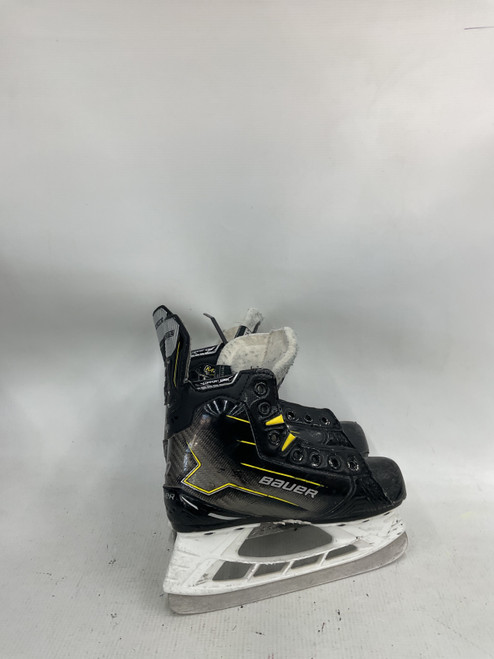 Vist Large View of Product Image Which is Used Bauer M40 Youth Hockey Skate Youth 13.5
