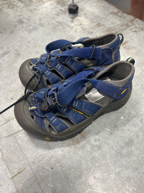 Vist Large View of Product Image Which is Used Keen Sandals Y