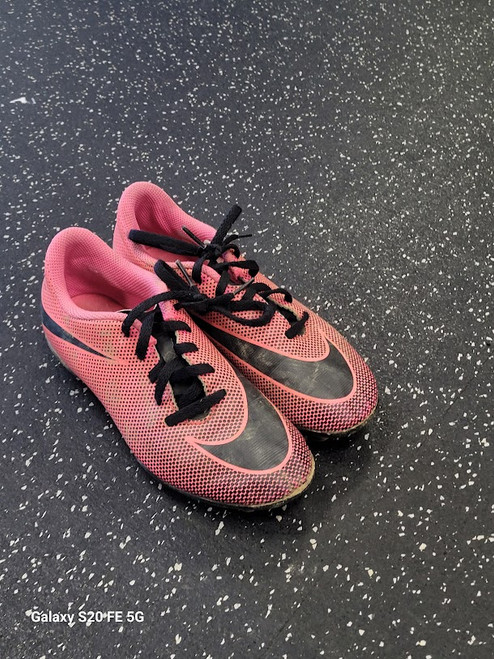 Vist Large View of Product Image Which is Used Nike Soccer Cleats Pink Junior 02.5