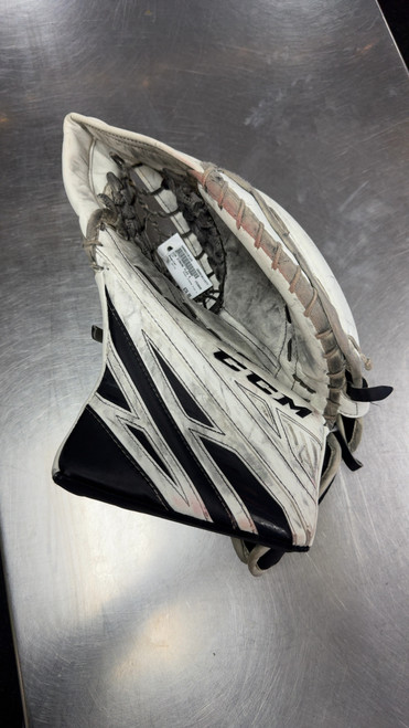 Vist Large View of Product Image Which is Used CCM XTREME FLEX 4 Senior Goalie Catcher White