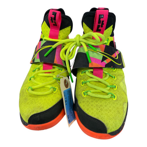 Vist Large View of Product Image Which is Used Nike Basketball Shoes Y Yellow Youth 06.0
