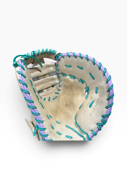 Vist Large View of Product Image Which is Used 44 PRO SIGNATURE PRO JAPAN KIP BB/SB First Base RH Throw None 13 1/2"