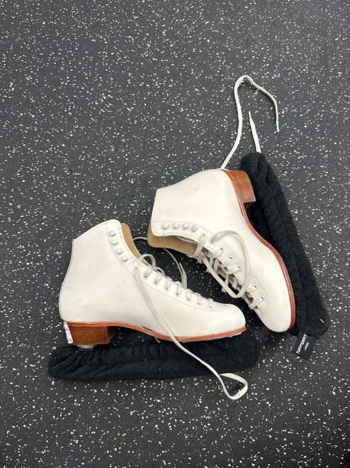 Vist Large View of Product Image Which is Used Riedell M 7 HQ WomensFigure Skate White Senior 7