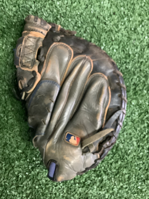Vist Large View of Product Image Which is Used Wilson AD652 BB/SB Catchers LH Throw Grey 32"