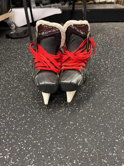 Vist Large View of Product Image Which is Used Bauer VAPOR 2XPRO Intermediate Goalie Skate Intermediate 4.5