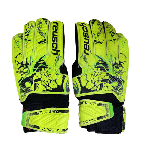 Vist Large View of Product Image Which is Used Reusch ATRAKT SOLID Soccer Goalie Gloves Green 7
