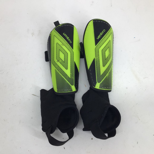 Vist Large View of Product Image Which is Used Umbro CERAMICA 2.0 JR SM SHINGUARDS Soccer Shin Guards Junior Kelly green SM