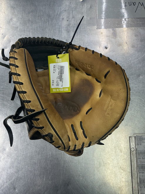 Vist Large View of Product Image Which is Used Wilson A2000 DCPM BB/SB Catchers RH Throw Brown 33"