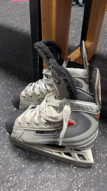 Vist Large View of Product Image Which is Used Bauer VAPOR Youth Hockey Skate Youth 12.0