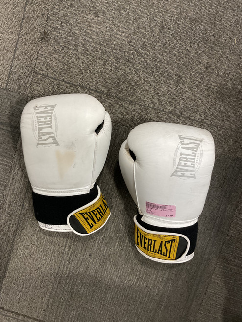 Vist Large View of Product Image Which is Used Everlast Boxing Gloves White MD