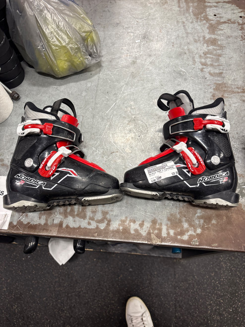 Vist Large View of Product Image Which is Used Nordica TEAM 2 FIREARROW Boys DH Ski Boot Black 180 MP - Y11