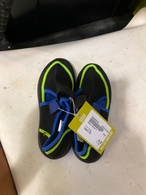 Vist Large View of Product Image Which is Used Water Shoes Y Black Junior 01