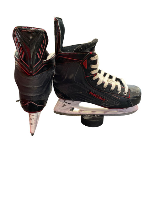Vist Large View of Product Image Which is Used Bauer VAPOR X500LE SKATE Intermediate Hockey Skate Intermediate 5.5