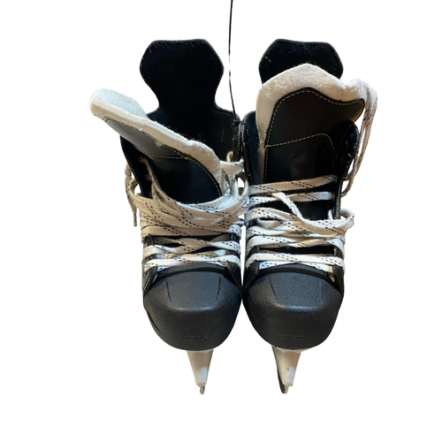 Vist Large View of Product Image Which is Used CCM 9040 Junior Hockey Skate Junior 02