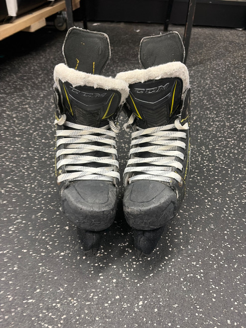 Vist Large View of Product Image Which is Used CCM VECTOR PLUS Junior Hockey Skate Junior 02.5