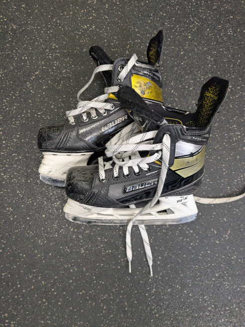 Vist Large View of Product Image Which is Used Bauer IGNITE PRO+ Junior Hockey Skate Junior 03.5