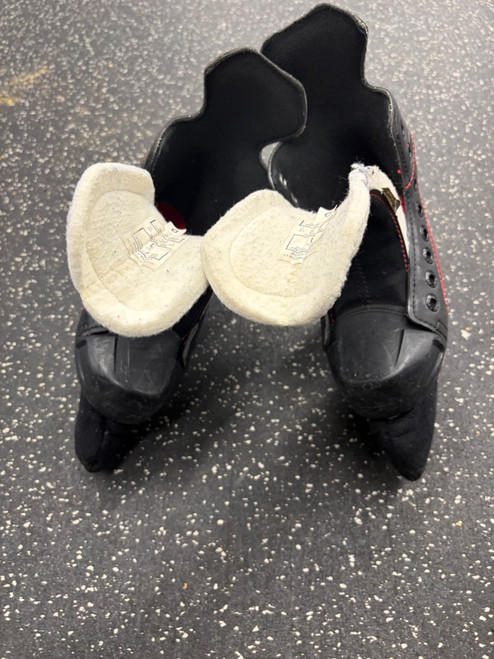 Vist Large View of Product Image Which is Used CCM FT350 Junior Hockey Skate Junior 01