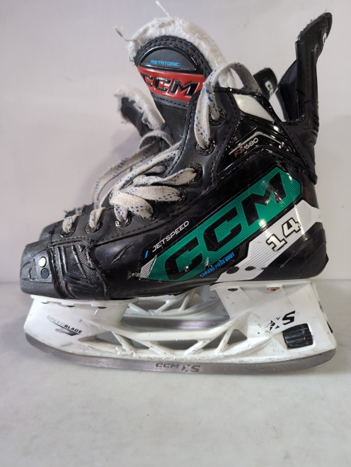 Vist Large View of Product Image Which is Used CCM JETSPEED FT 690 Junior Hockey Skate Junior 01.5