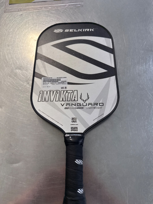 Vist Large View of Product Image Which is Used Selkirk INNIKTA VANGAURD Pickleball Racquet White