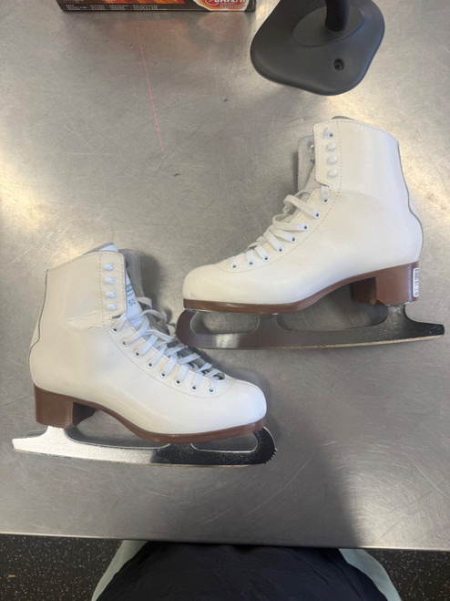 Vist Large View of Product Image Which is Used Jackson GLACIER 520 WomensFigure Skate White Senior 8