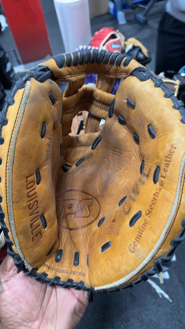 Vist Large View of Product Image Which is Used Louisville Slugger TPS BB/SB Catchers RH Throw None 33"