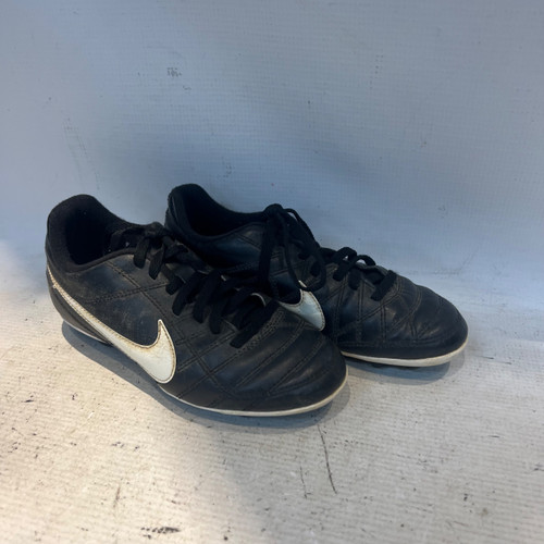 Vist Large View of Product Image Which is Used Nike Soccer Cleats Black Junior 01