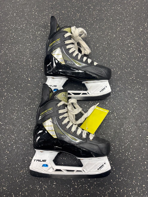 Vist Large View of Product Image Which is Used True CATALYST CAT 7 Junior Hockey Skate Junior 01.5