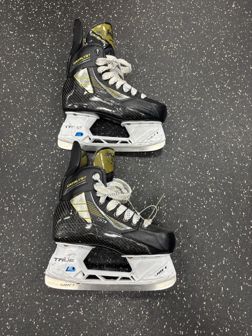 Vist Large View of Product Image Which is Used True CATALYST CAT 9 Junior Hockey Skate Junior 02.5