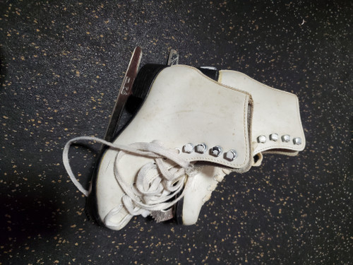 Vist Large View of Product Image Which is Used CCM FIGURE J2 WHITE Girls Figure Skate White Junior 02