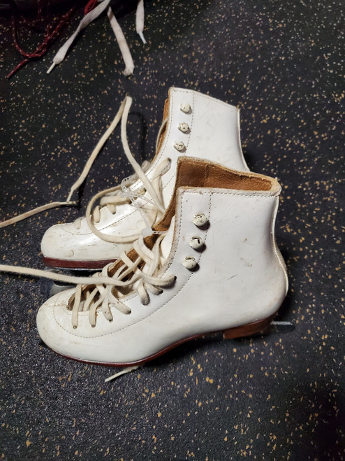 Vist Large View of Product Image Which is Used Riedell 32 Girls Figure Skate White Junior 01