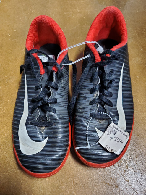 Vist Large View of Product Image Which is Used Nike Soccer Indoor Shoes Black And Red Junior 04.5