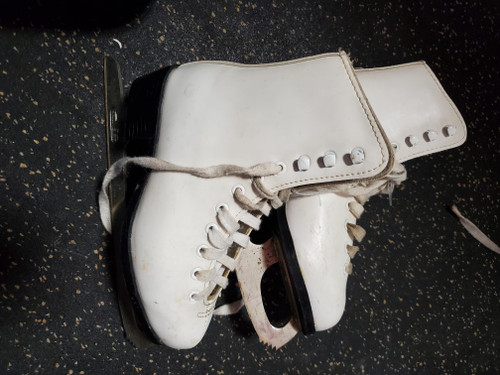 Vist Large View of Product Image Which is Used CCM PIROUETTE Girls Figure Skate White Junior 01