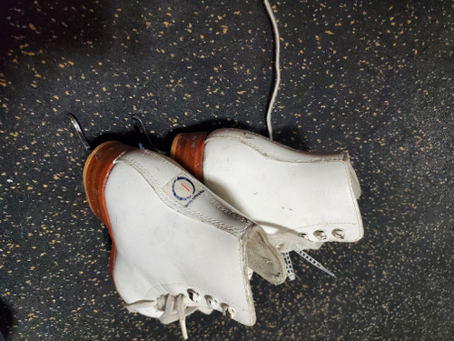 Vist Large View of Product Image Which is Used Riedell 101 SZ 1 Girls Figure Skate White Junior 01